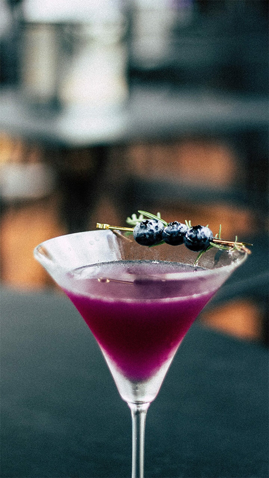 Cocktail in Beerentönen