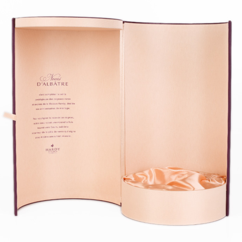 Luxurious cylindrical packaging with special print for Hardy Cognac